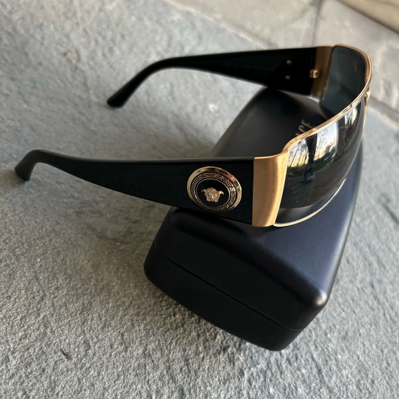 SOLD - Versace Medusa Runway Sunglasses, Brand New - Picture 3 of 9